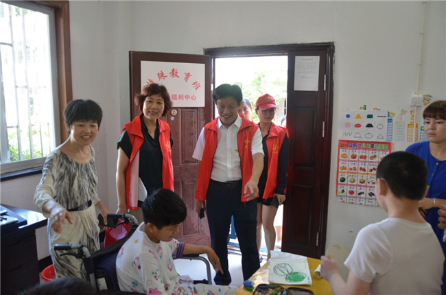 城投集團開展“傳承紅色基因，敬老愛幼先行” 現(xiàn)場獻愛心活動
