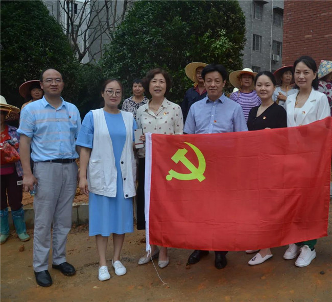 炎炎夏日送清涼，點(diǎn)滴關(guān)懷暖人心——城投集團(tuán)各黨支部開(kāi)展“送清涼”慰問(wèn)一線(xiàn)員工活動(dòng)