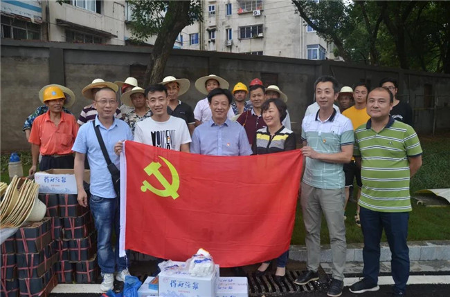 炎炎夏日送清涼，點(diǎn)滴關(guān)懷暖人心——城投集團(tuán)各黨支部開(kāi)展“送清涼”慰問(wèn)一線(xiàn)員工活動(dòng)