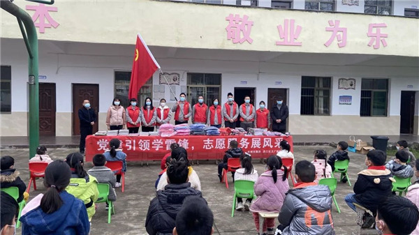 市城投集團(tuán)開展“黨建引領(lǐng)學(xué)雷鋒，志愿服務(wù)展風(fēng)采”送溫暖活動