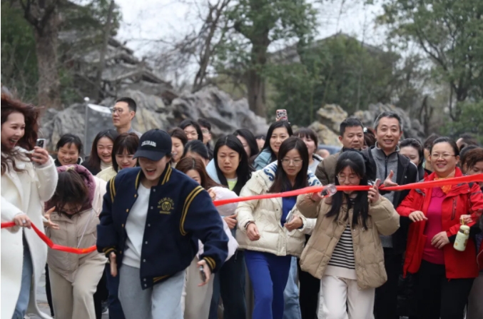 市城投集團開展“團結(jié)一心 拼搏進取 奮戰(zhàn)2025”迎新年登山、健步走活動